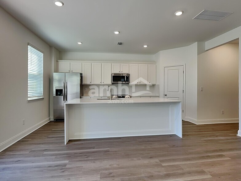 Building Photo - 523 Armstrong Curv