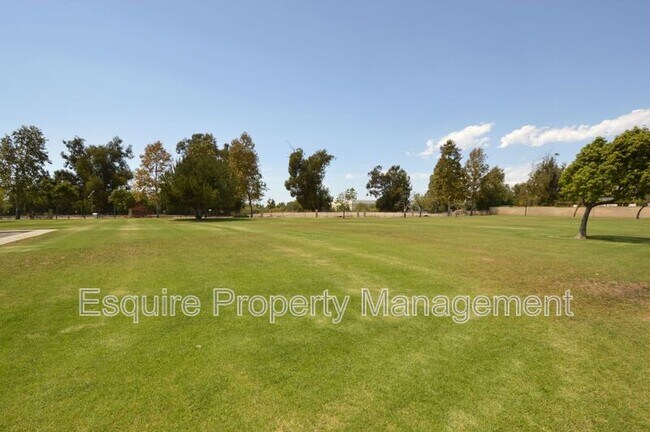 Building Photo - 658 Avenida Valencia
