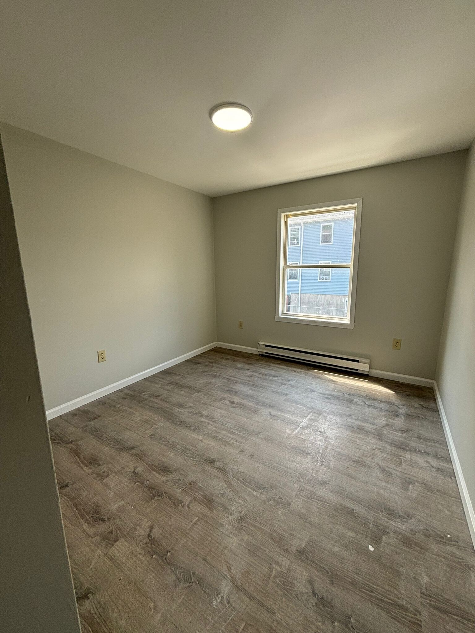 394 S 6th St 2R - 387 S 6th St