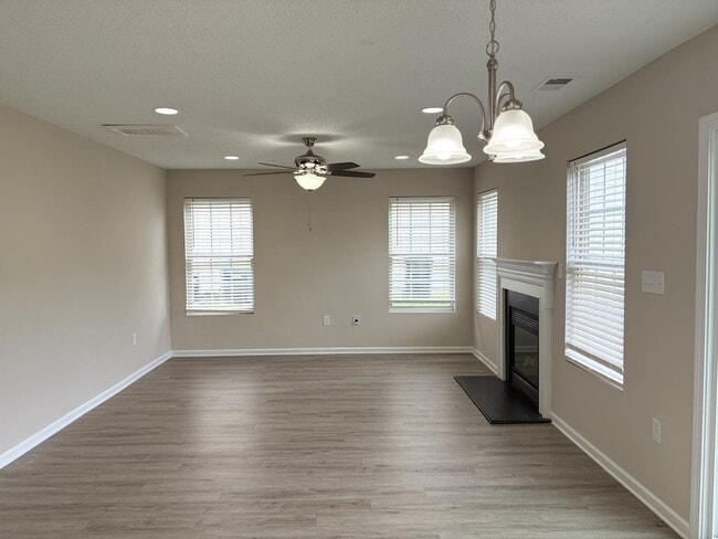 Building Photo - 2303 Highland Park Dr