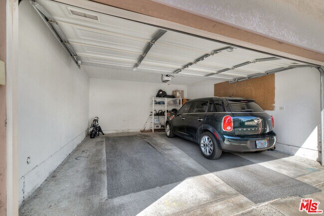 Building Photo - 5624 Las Virgenes Rd