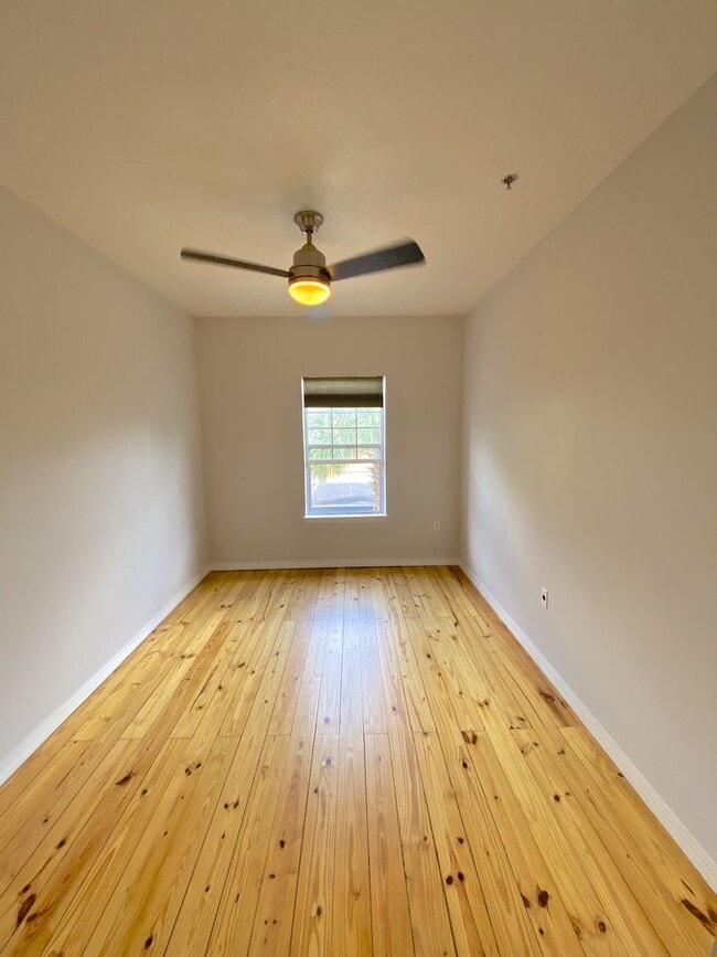 Building Photo - Stunning and Unique Luxury Town Home for R...