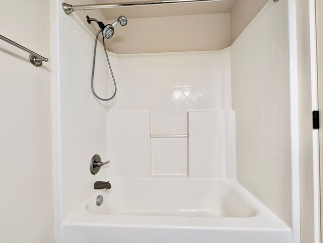 Building Photo - Luxury Townhome in Lake Oswego’s Coveted First Addition | Garage Included!