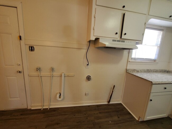 Building Photo - Remodeled 3-bedroom 1 bath home with large fenced in back yard!