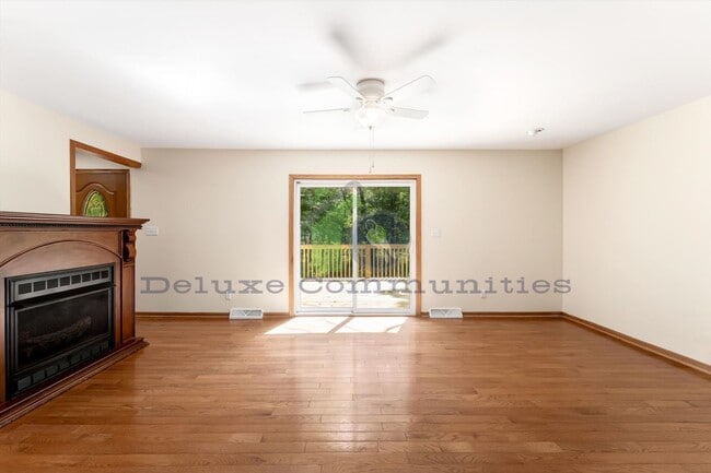 Building Photo - 4 bedroom 3.5 bath