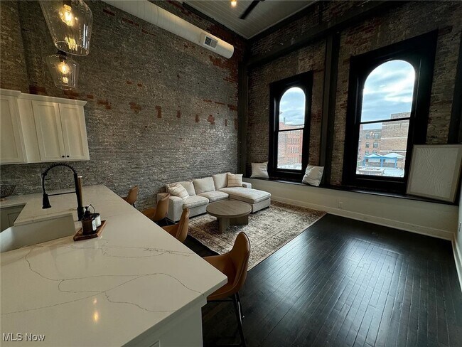 Building Photo - 1277 W 6th St
