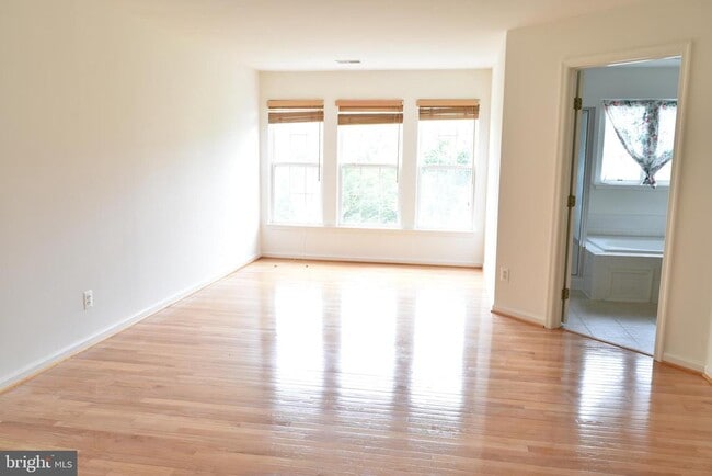Building Photo - 2542 Banshire Dr