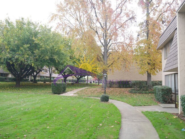 Building Photo - 3 Bed 2.5 Bath 1,380 sqft Townhome in Carmichael