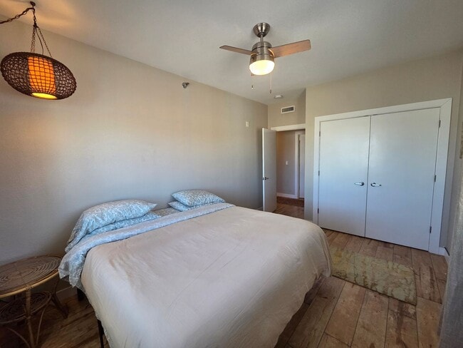 Building Photo - 221 E 5th St