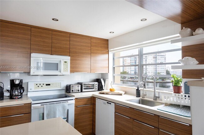 Building Photo - 1817 S Ocean Dr