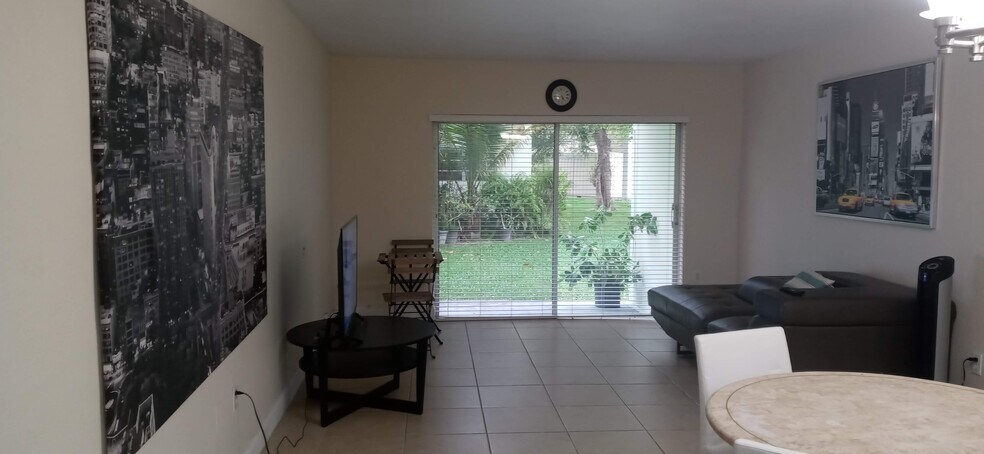 Living-terrace - 7530 SW 82nd St