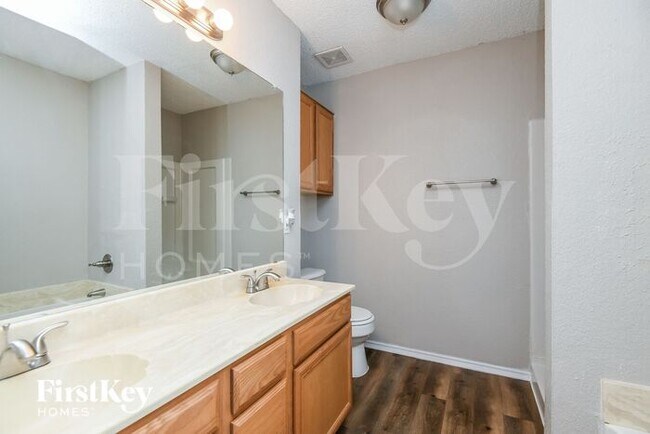 Building Photo - 609 Hollyberry Dr