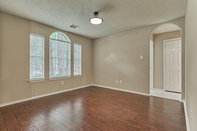 Building Photo - 27 E Russet Grove Cir