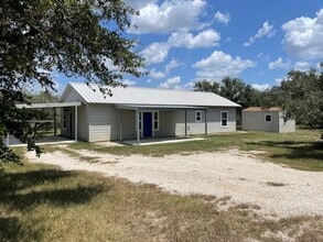 Building Photo - Cozy country Living