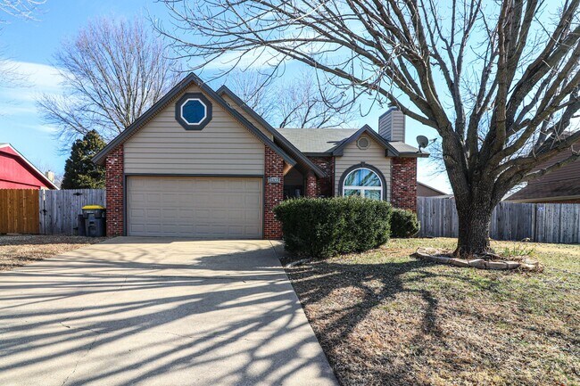 Building Photo - 4 bedroom, 2 1/2 bath, 2 car garage located in the quiet Summit View subdivision.