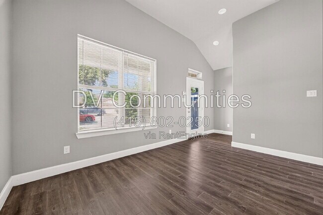 Building Photo - 1204 3rd St
