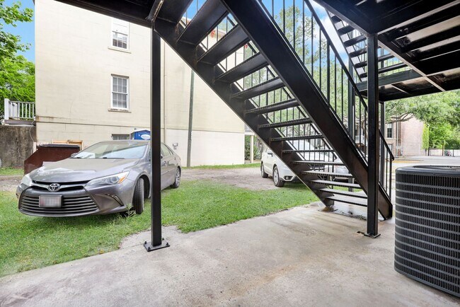 Building Photo - 703 Barnard St