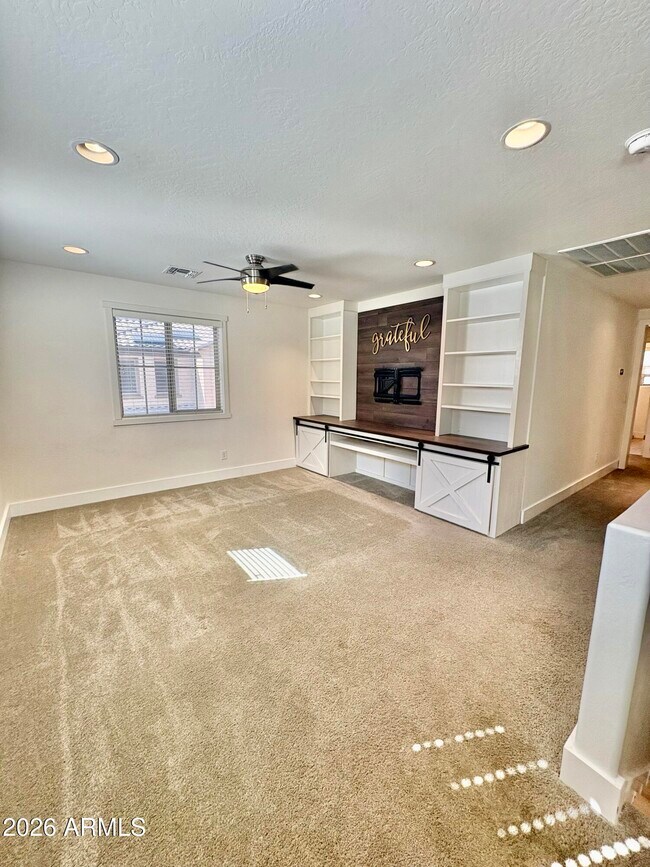 Building Photo - 4740 E Tierra Buena Ln