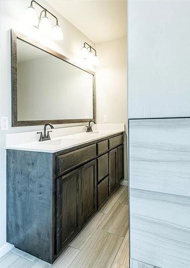 Building Photo - Beautiful 4 Bedroom Home 2 bathroom home!