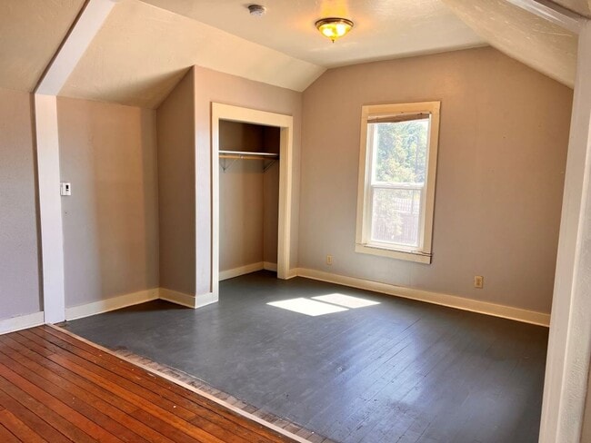 Building Photo - One Bedroom Apartment Home! Pet Friendly