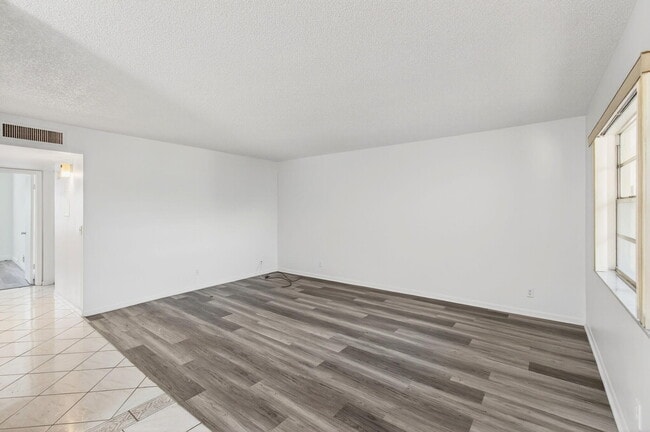 Building Photo - 180 Flanders C