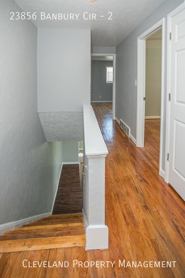 Building Photo - Updated 3 Bedroom Banbury Condo