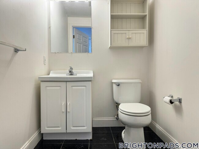 Building Photo - 8 Glencoe St