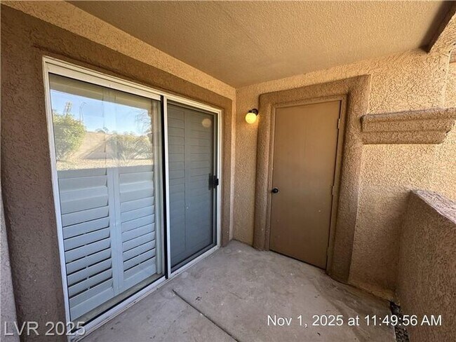 Building Photo - FANTASTIC 1ST FLOOR UNIT IN GATED COMMUNIT...