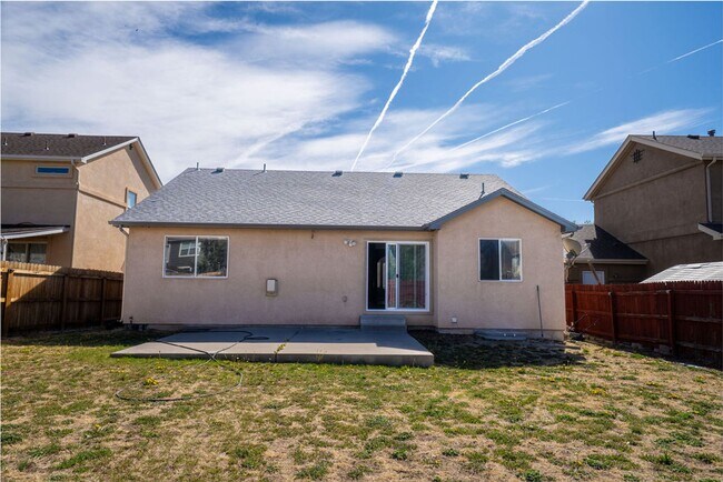 Building Photo - Stunning 4-bedroom, 3-bathroom home near Ft Carson!