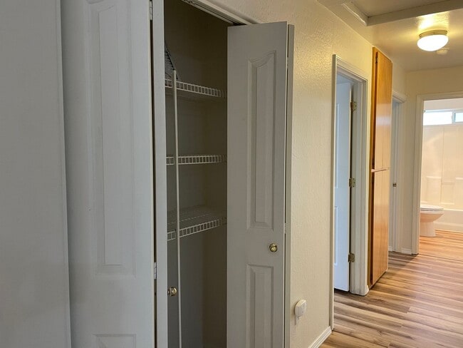 Building Photo - Very Nice 3 Bedroom 2 Bath Duplex-Located ...