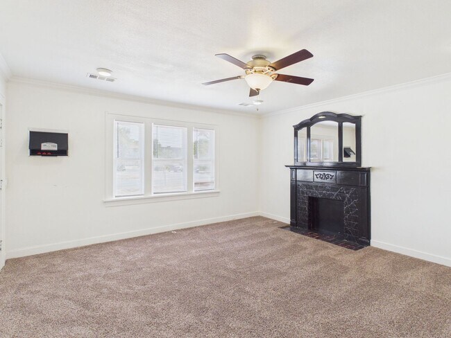 Building Photo - Adorable 3 Bedroom Home in Sunset Addition!