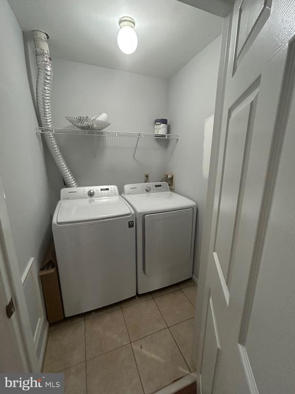 Building Photo - 9811 Lake Point Ct