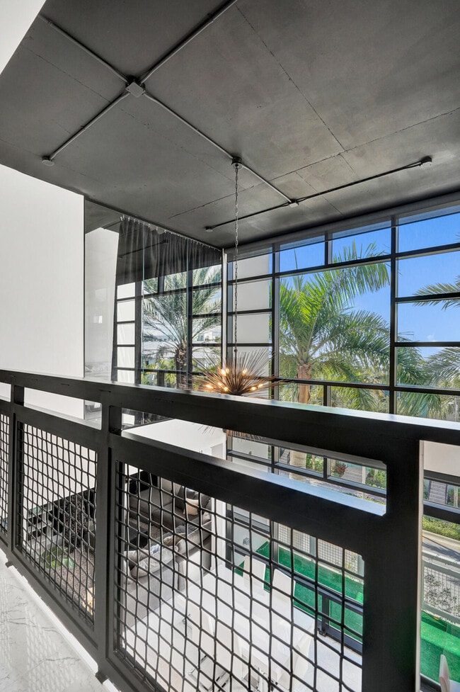 Building Photo - 365 SE 6th Ave