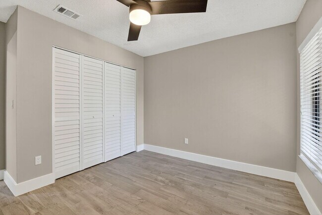 Building Photo - 400 Club Cir