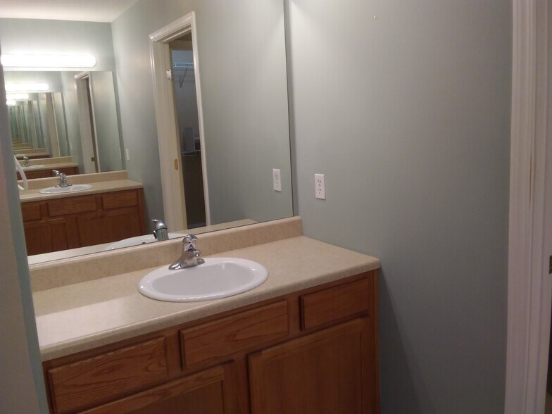 Master bath sinks - 3013 N Fremont Ave