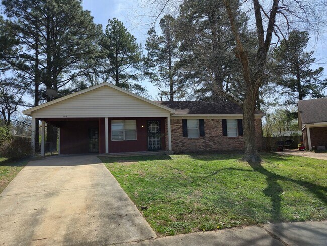 Primary Photo - Spacious 3 bedroom, 1.5 bath home with a den