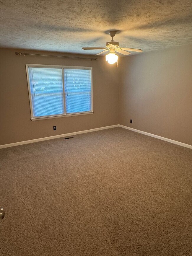 Building Photo - For Rent - 3 bedroom Close to Ft Bragg