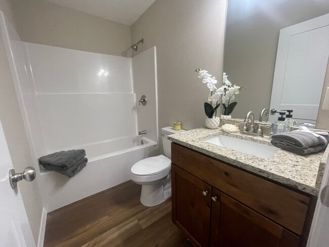 Building Photo - New Never Occupied - Brand New 2 bedroom 2 bath Duplex in Kimberling City, MO