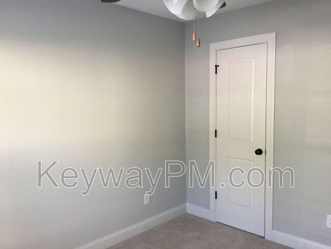 Building Photo - 626 Vista Dr