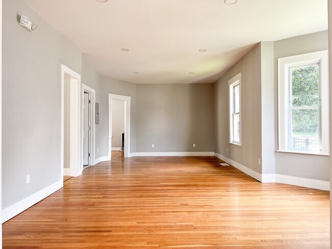 Building Photo - 642 Moody St