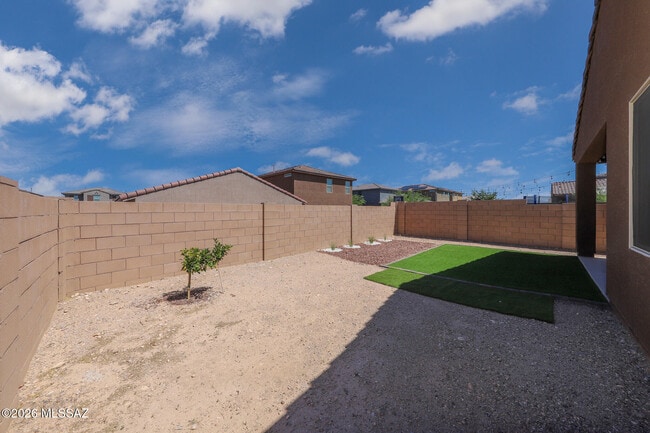 Building Photo - 7760 S Via Perfecta