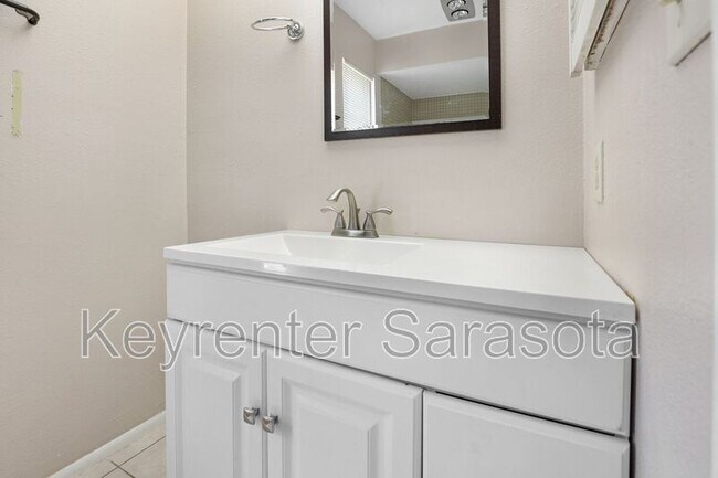 Building Photo - 5645 N Tuttle Ave