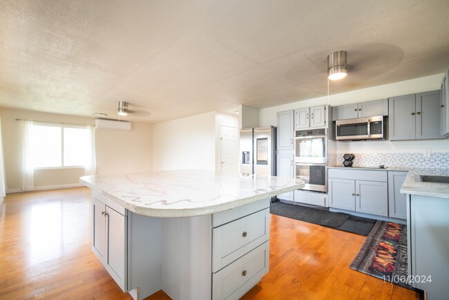 Building Photo - 3 bd / 2 ba Upstairs Unit in a Triplex