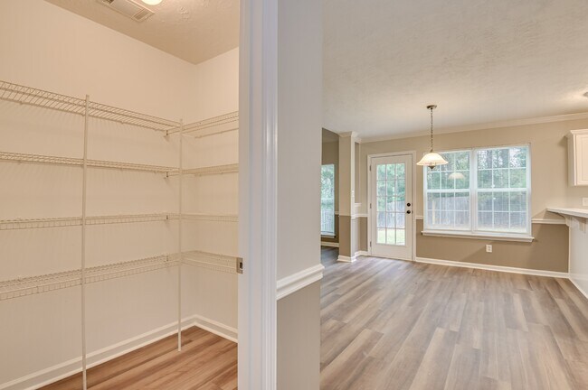 Building Photo - 7640 Pleasantville Way