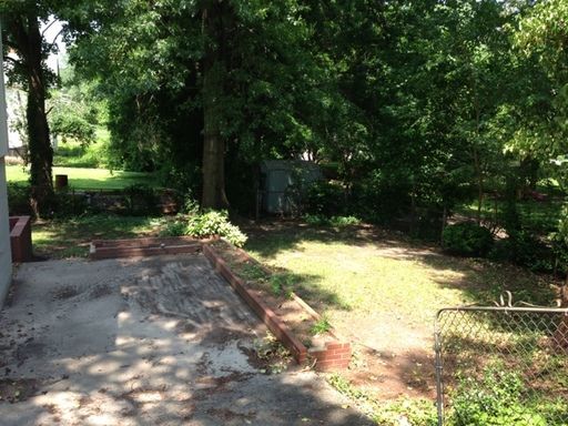 Building Photo - Three bedroom 1.5 bath home