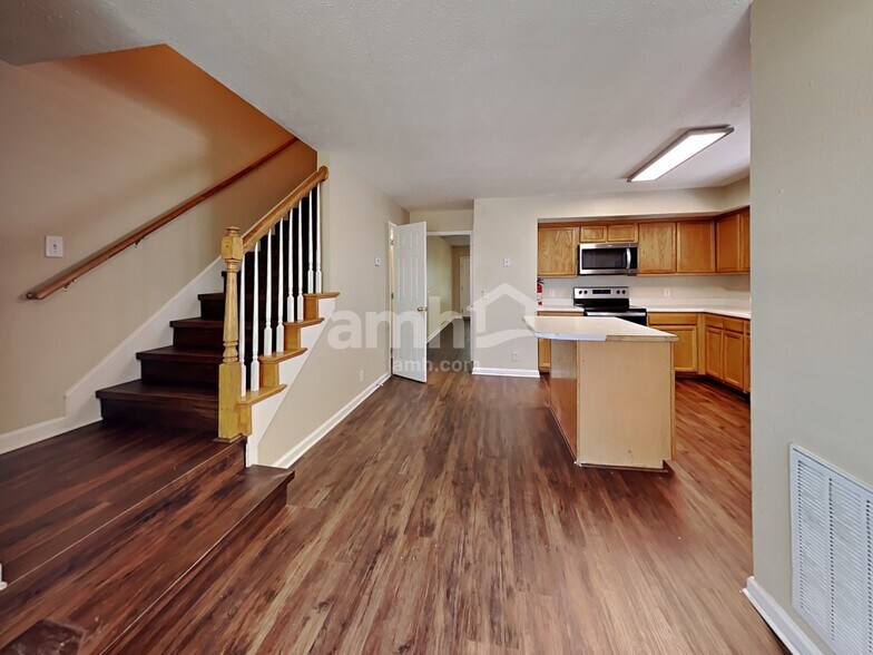 Building Photo - 913 Tom Hailey Blvd