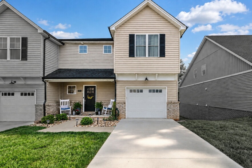 Building Photo - 1573 Helmsdale Dr