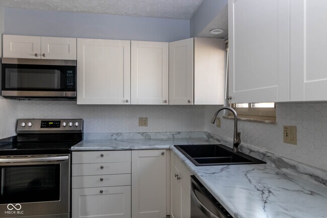 Building Photo - 372 Redbud Pl