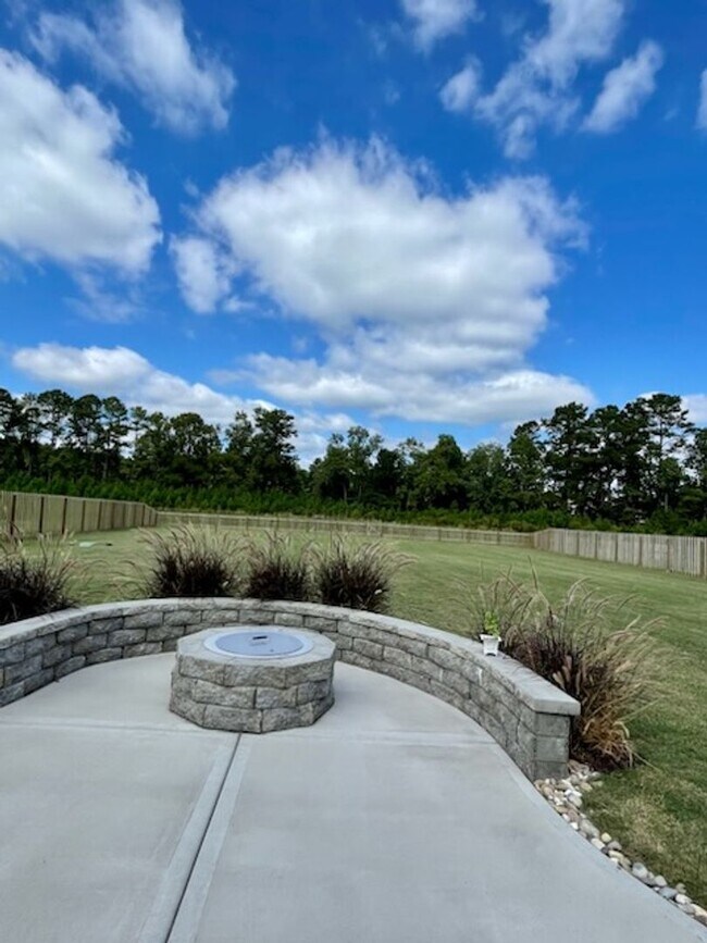 Building Photo - Welcome to this charming 3-bedroom, 2-bath...