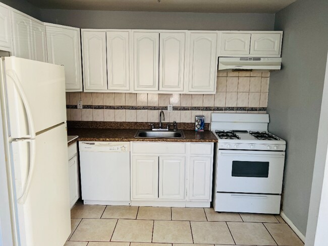 Building Photo - 3315 S Keswick Cir